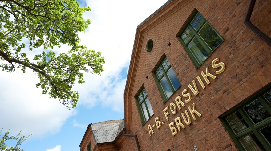 Fasaden på ett hus med guldbokstäver