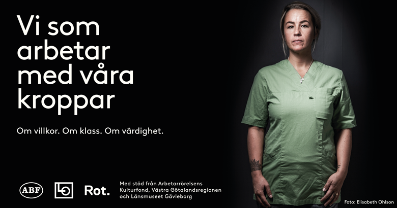 En sjuksköterska i gröna kläder.