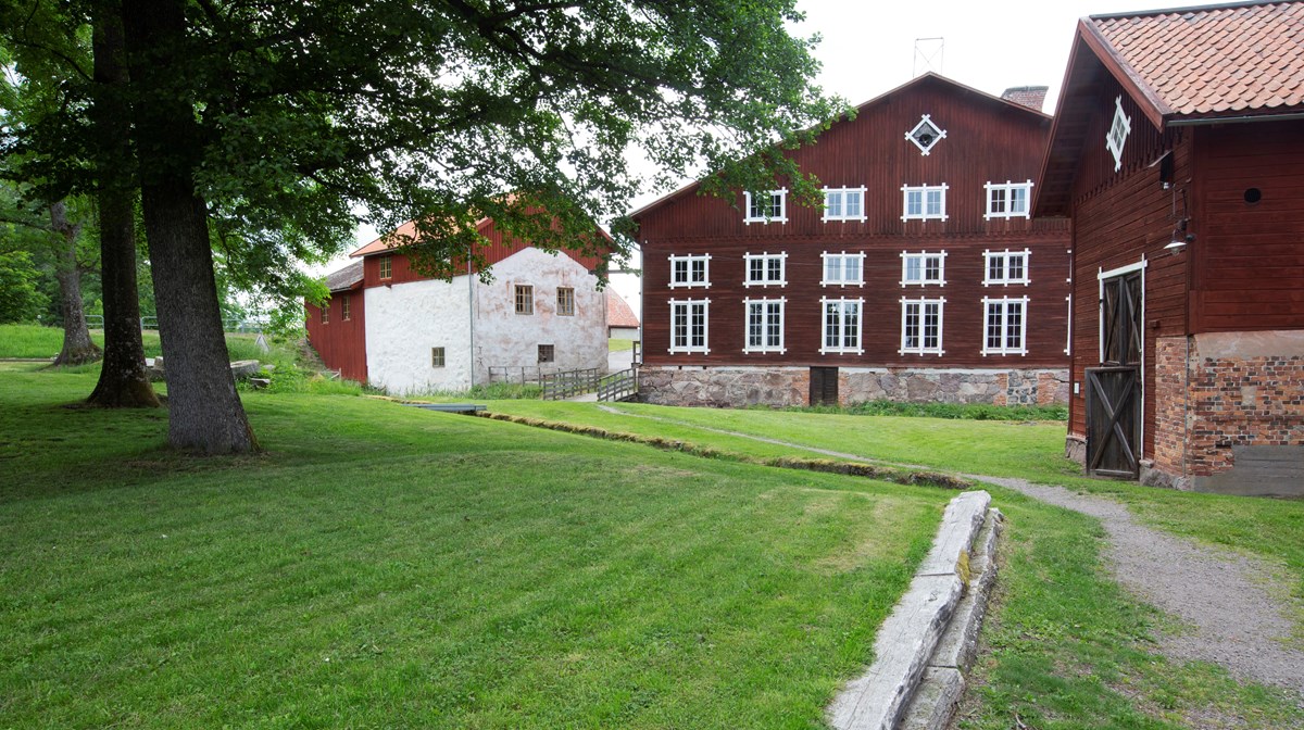 Röda fabriksbyggnader av trä
