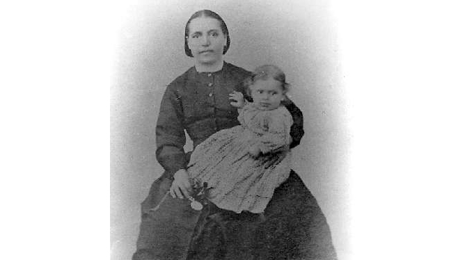 Augusta Bäckman med dottern Regina ca 1880. 
Identifikationsnummer KBGF.052710.